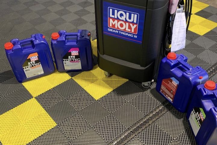 Getriebespülgerät von LIQUI MOLY mit Ölkanistern