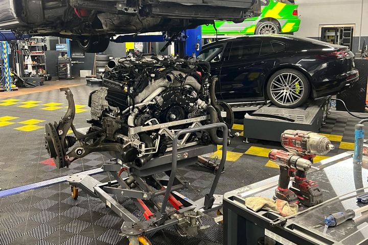 Ausgebauter Motor auf dem Montagewagen